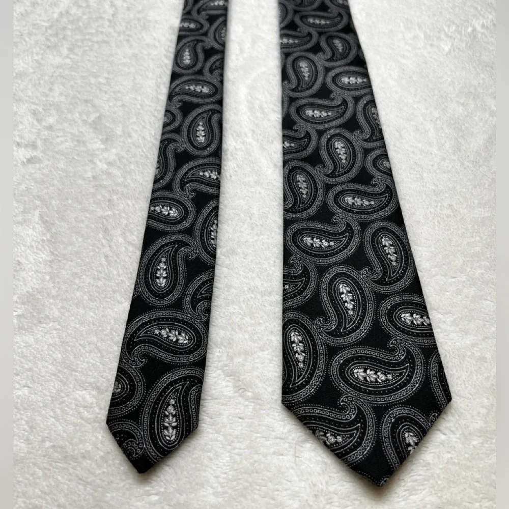 Mens Black Gray Paisley Tie Brand Q - Picture 2 of 6
